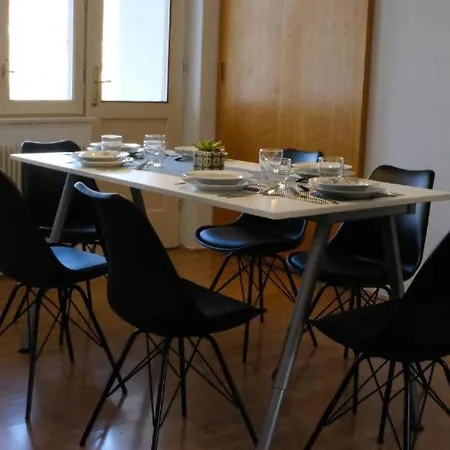 公寓 Old Spacious In The City Center *